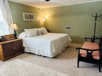 Cozy, comfortable Lakehouse getaway - Sleeps 10! WiFi, Private Dock - 3-Star