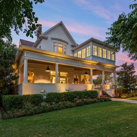 Historical home in downtown Waco built to host the dreamiest stay!