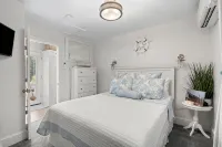 Shore Cottage - Coastal gem, a traveler favorite! Outdoor patio, central AC. - 3-Star