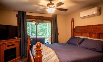Family Cabin on Cowlitz River-Covered Deck/Hot Tub/Games! Pet Friendly!