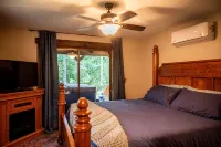 Family Cabin on Cowlitz River-Covered Deck/Hot Tub/Games! Pet Friendly! - Hytter