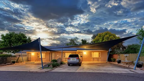 Edward Parry Motel and Apartments - parking