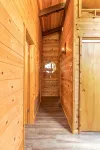 MidCentury Cabin-Deck w Killer Views Near Hiking at Humber Park Dog Friendly - 木屋