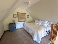 Cozy cabin with wrap around porch and only minutes to town! - Hot Tub