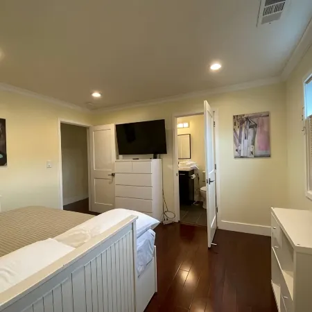 Luxury Carbon Neutral 4-Suite Home w/ Pool, Laundry