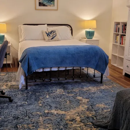Beautifully furnished, spacious, comfortable. 1 block to campus.