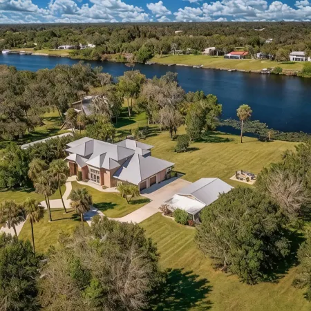 River Bank Hideaway, "Go With The Flow" RIVERFRONT 3 Acres- "Heated Pool/Spa"