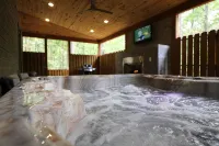 Romantic Luxury Cabin w Hot Tub & Fireplace - Minutes to All Local Attractions - 4-Sterne