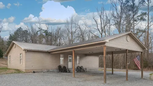 Mid- Lake home, perfect for a group w/ lots of boat and truck parking - Hytter