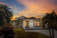 Dream Getaway Away in 6BR/4.5 Bath Oasis with Heated Pool, Steps from the Beach - 3 estrellas