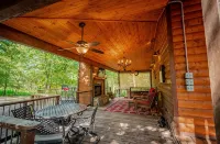 🏡 Luxury Couples Cabin in Hochatown w/Hot Tub, Outdoor TV & Fireplace, 2 TVs - 4-Star