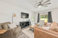 Cozy & convenient to TAMU, the Brazos County Expo, & Legends! - Kitchens