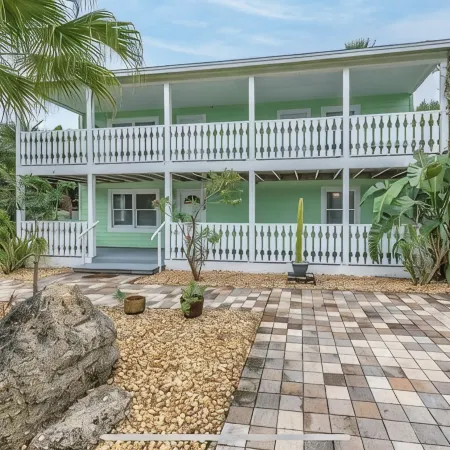 Cozy 1st floor, steps to beach, right off A1A Beach!