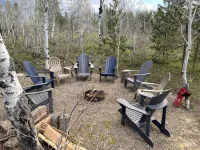 Comfortable Cabin, 33 Miles to Ynp. WiFi, Fire Pit, Hot Tub, Pickleball Court. - Hytter
