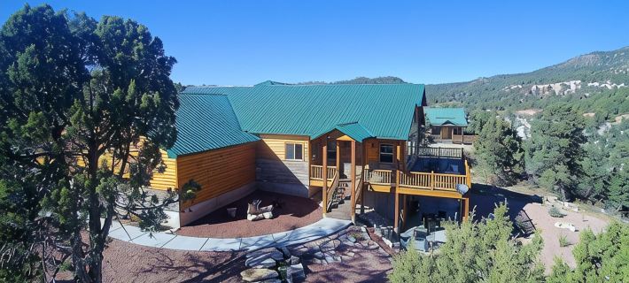 “Luxury Cabin Minutes from Zion East Entrance Views & Hot Tub” Hotels in Kane County