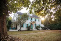 Downtown Yellow Springs- Walkable. Hot Tub. Fire Pit + Pets Welcome - 4-Star