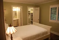 Majestic Pines Condo ~ minutes away from downtown Saugatuck - Hot Tub