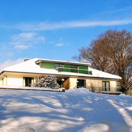 Scenic Villa near Lake View