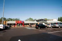 Days Inn by Wyndham Watford Gap - parking