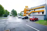 Premiere Classe Saint Quentin - parking