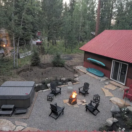 Nine Pines Outpost: Pet Friendly, Hot Tub, Game Room, w/ Private Treetop Escape.