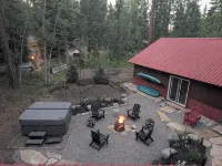 Nine Pines Outpost: Pet Friendly, Hot Tub, Game Room, w/ Private Treetop Escape. - Balkon