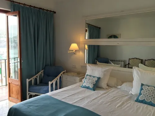 Sea front apartment with spectacular views over the harbor (AC, WIFI and SAT TV) - 2 estrellas