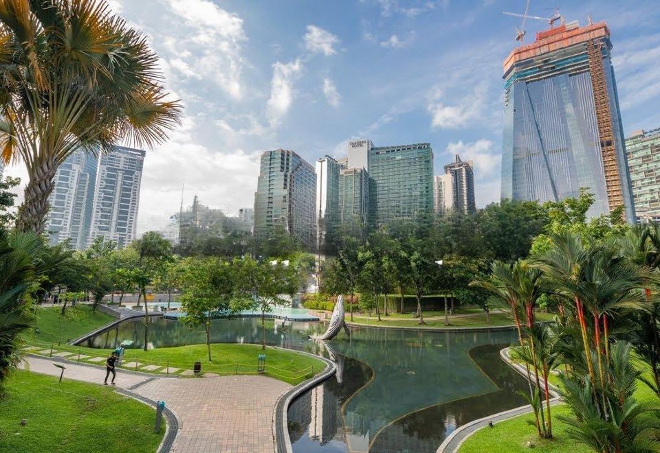 Sky Suites KLCC Homestay by BIRDY STAY