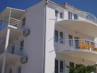 Apartments Niko فنادق في Maslinica