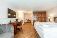 Altstadthotel Bachbräu Hotel dekat Schwimmbad Weilheim