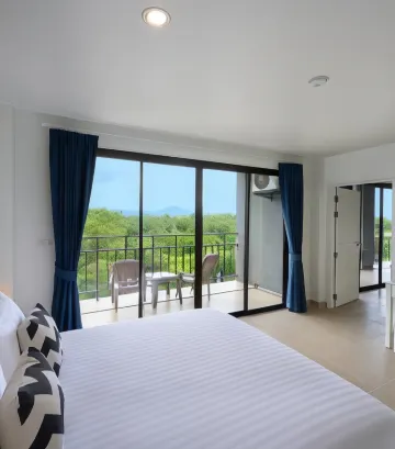 ห้องสวีทสองห้องนอนวิวสระว่ายน้ำ