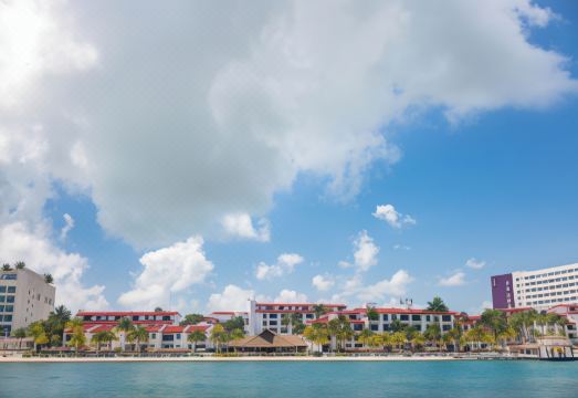 더 로얄 칸쿤 올 스위트 리조트의 수영장과 해변 전경