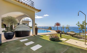 Luxury Villa with Private Heated Pool, Garden and Views of the Sea and Mountains.