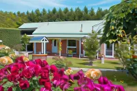 Lakeside Cottage Luxury B&B Hotels in Mooroolbark