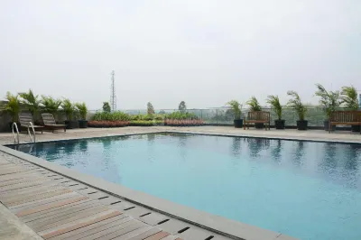 Comfortable 1Br Tree Park Apartment by Tarvelio Hotels in Lengkong Gudang