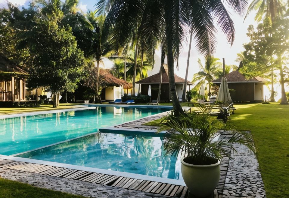 [돌라로그 비치 리조트의 염수 수영장과 해변]