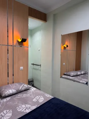 THE VCLUB Hotel & Hostel Hotel dekat Stasiun Kereta Tugu