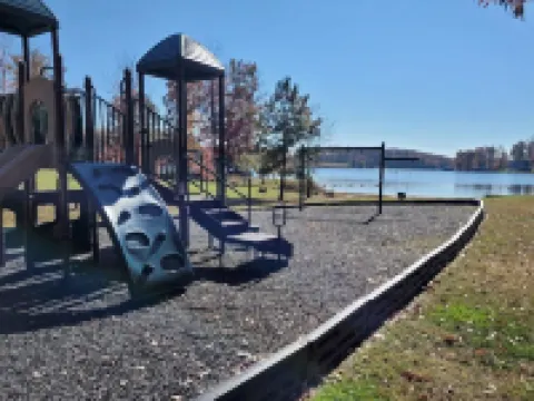 NEW June 2024 -LAKEFRONT 9 King Bedrooms/8 bath! Private Dock and Beach! 2 acres 庫庫酒店