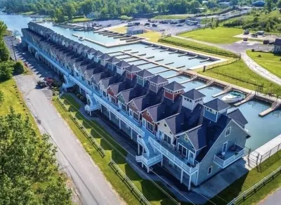Waterfront Luxury Boathouse Villa in 1000 Islands - Alexandria Bay