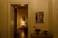 Palazzo Fiammingo Rooms Отели в г. Адрано