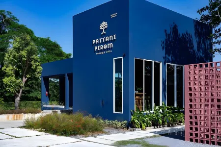 Pattanipirom Boutique Hotel Отели рядом с достопримечательностью «Lak Muang Bureau of Monks»