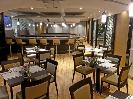 Nash Suites Airport Hotel Отели рядом с достопримечательностью «Maison des Compagnies»