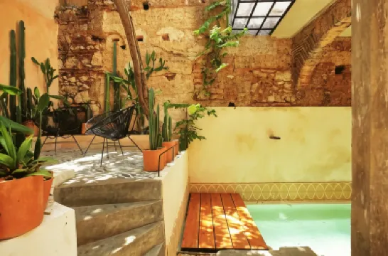 Fixie Lofts - Colonial Villa Suites with Pool โรงแรมใน
