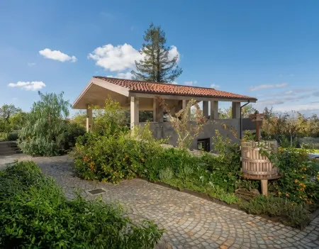 Agriturismo Speziale Wine Resort Отели в г. Pollenzo