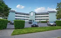 Beachfront Inn - parking