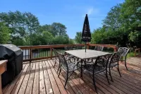 4bd house, Hot-tub, full-basement, pool table & big yard,3 full bathroom. Hotels in Bloomingdale Township