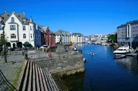 Brosundet Balcony Bliss, EV Garage, Supermarket Next Building Hotels in Alesund