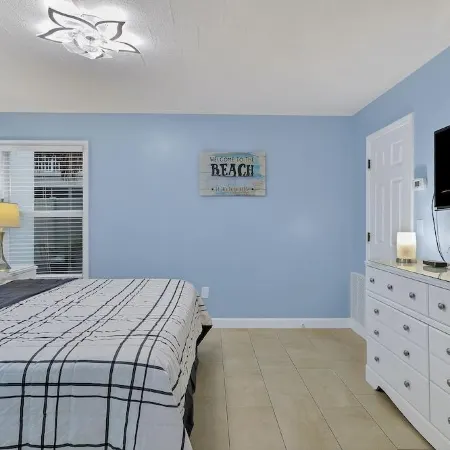 Newly renovated beachside condo - direct beach access