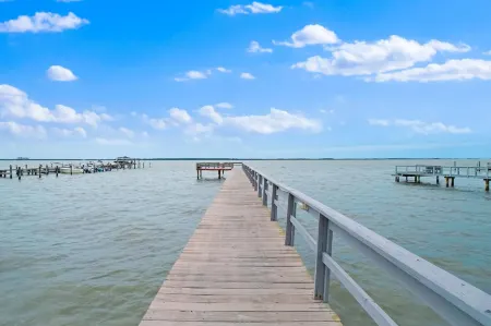 Private Balcony and Serene Garden Views - Cozy Retreat Отели рядом с достопримечательностью «Государственный парк Ханимун Айленд»