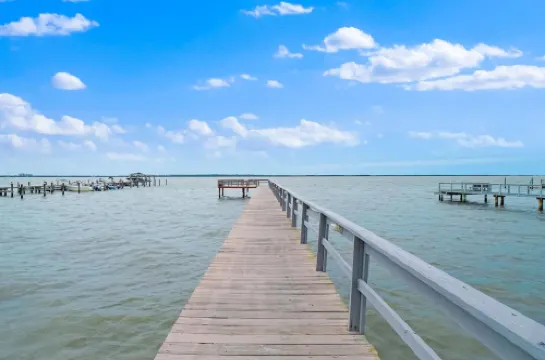 Private Balcony and Serene Garden Views - Cozy Retreat